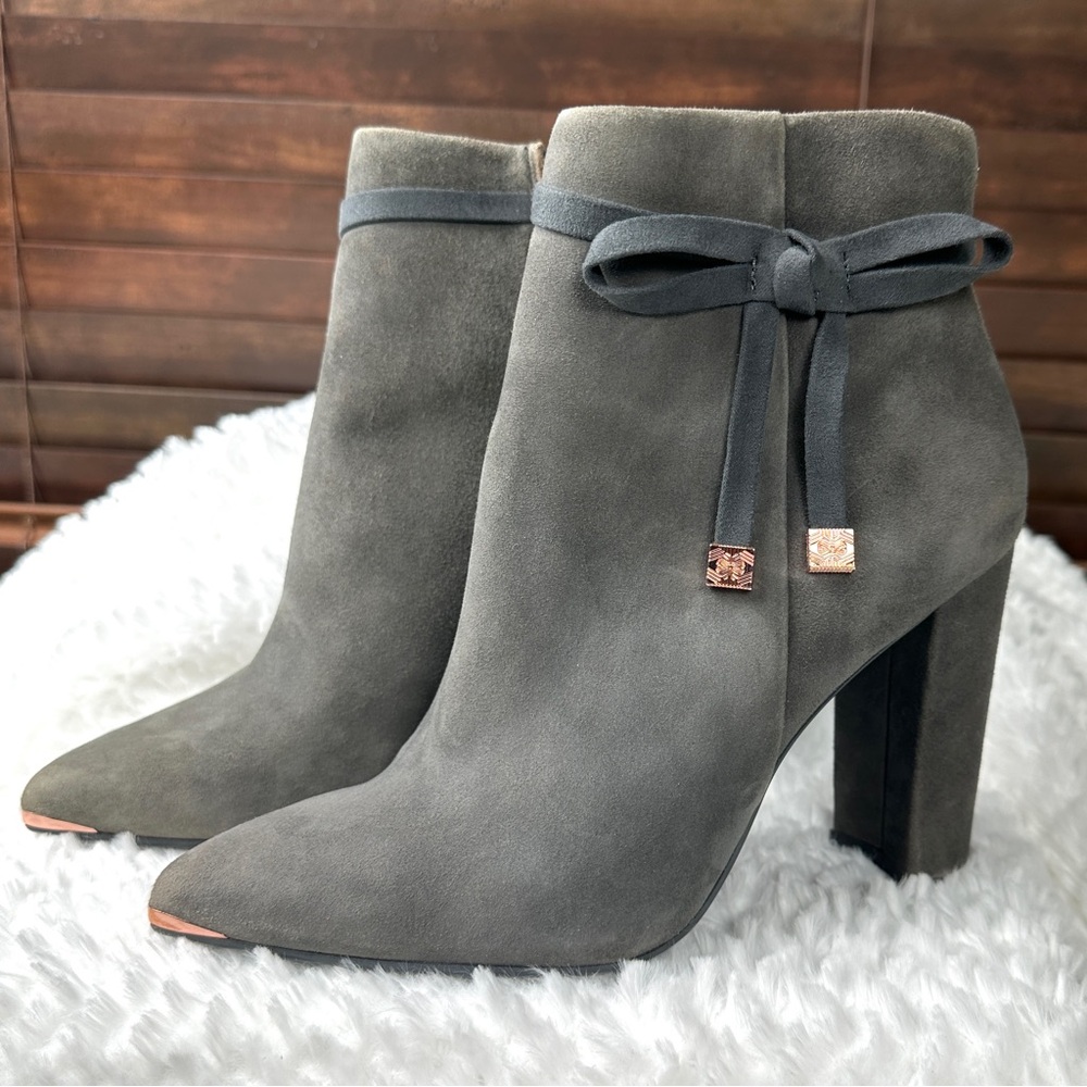 NIB Ted Baker London Qatena Charcoal Gray Suede Ankle Booties Rose Gold Details